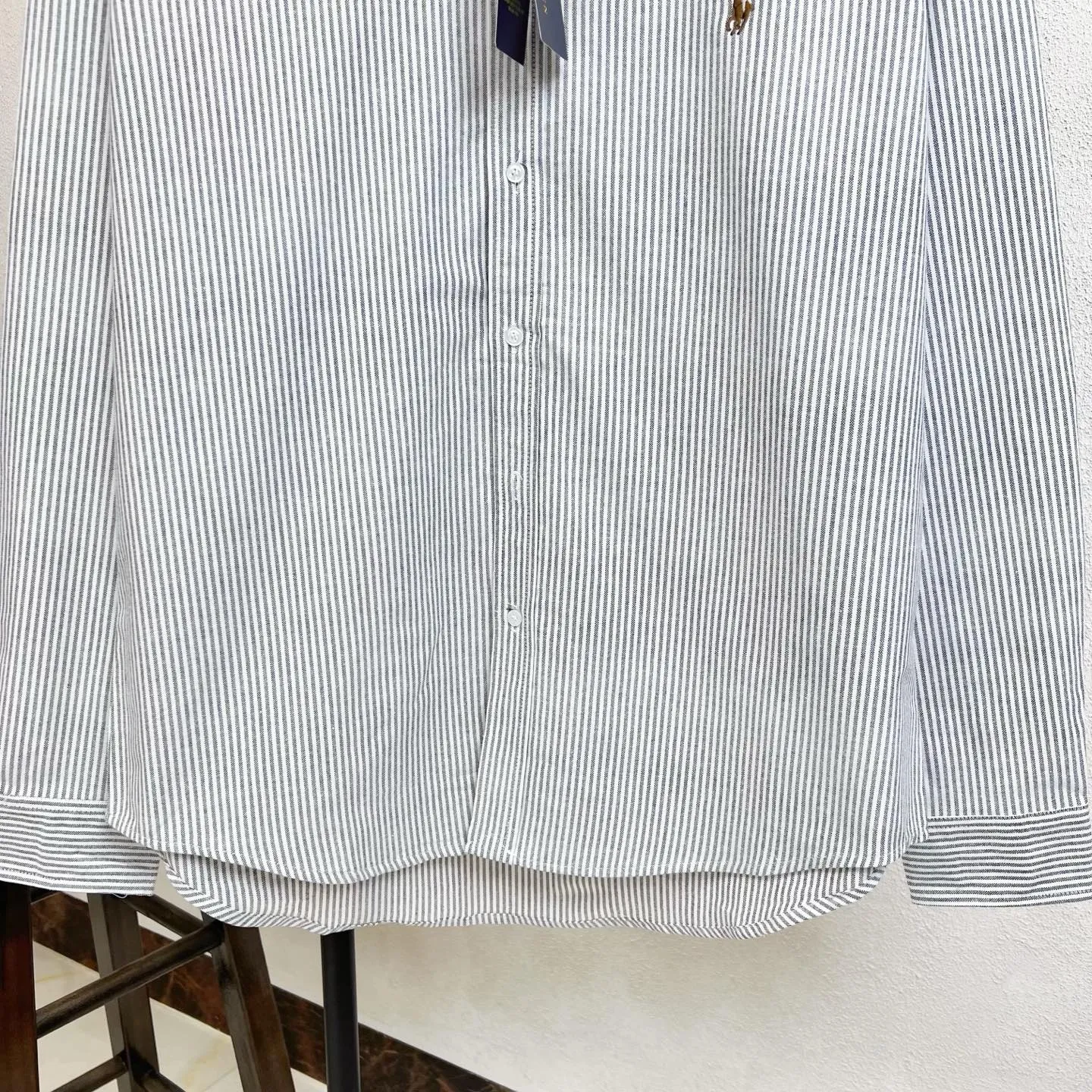 P220 model number All fabric accessories are original and benchmarked. The precise and high-quality jacquard craftsmanship makes the fabrics integrated into one. The upper body is soft and comfortable, extremely delicate, the hand feels solid, smooth and soft. The fabric does not wrinkle, and the hand feel is invincible. Perfect details. Size: S-XL